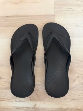 Archie’s Arch Support Flip Flop in Black